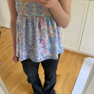 Topp/Kjol - Jättefin kjol som jag älskar att ha som topp! Jättecoolt mönster med fina färger. Tyvärr får jag dock inte så mycket användning för den. Jag köpte den second hand så vet inte vart den är ifrån. Den är storlek small/medium ungefär. Köparen står för frakten på 52 kr 💕