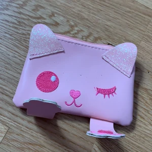 En katt plånbok  - Den är i fint skick och är ganska ung jag Fick denna alldeles nyligen men jag har så många plånböcker så det är därför jag säljer den så hoppas att någon annan kan få användning för den❤️❤️❤️