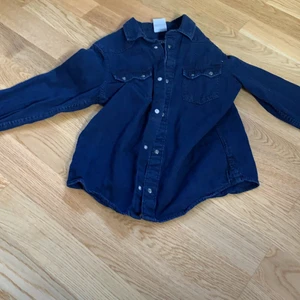 En jeansjacka - Den är i fint skick och är mörkblå och har fina fina knappar som är guldiga så snälla köp den❤️