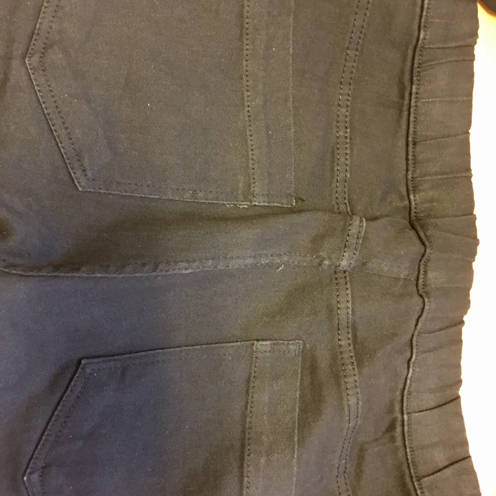 Byxor som ser ut som jeans med fejkfickor fram, riktiga fickor bak. Drag på som tights, därav väldigt sköna. Storlek 36, ca 105 i cm men går att vikas upp. Dyr frakt så köp gärna något mer för samma portopris:) . Jeans & Byxor.