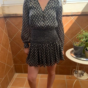 Zara, eftertraktad klänning! - Säljer min fina klänning som är för kort på armarna tyvärr så bara använd 2 gånger, så hoppas att den kommer till användning av någon annan! Slutsåld av Zara, frakten tas privat, buda gärna i kommentarsfältet!💗 BUDA ÖVER 300, kan byta mot en M ‼️