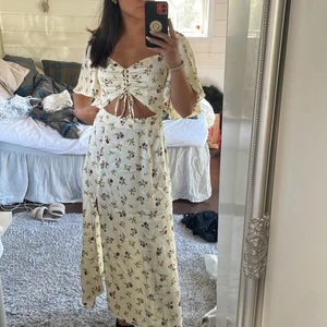 Långklänning  - Superfin långklänning från zara i satin och slits. Skönaste klänningen som finns. Bandet är justerbara och det finns en dragkedja vid sidan. I storlek xs. Endast använd en gång! Nypris 599kr BUD på 400kr🌟