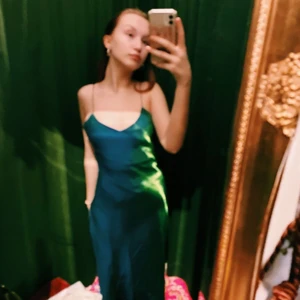 Balklänning skiftande grön & blå - Köpt vintage för 1200kr, orginellt från Paris och går ej att hitta någon annan stans, jag har prövat den två gånger men tidigare bruk går ej att veta då den är från en vintage butik, sjal tillkommer & mer bilder på begäran verkligen så fin men för tight för mig i bysten! Glänser i solen och är marinblå skiftande till grön! Samma med sjalen! ♥️