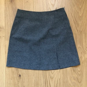 Kjol med slits - En kortare kjol med slits, elegant men också snyggt! Passar 34 Midjemått 64 cm, längd 40 cm. 