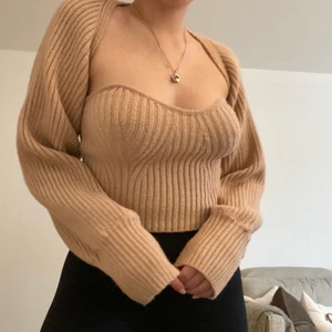 Kofta/topp - Super nice tröja som man även kan göra till en topp som endast har användts 3 gånger 