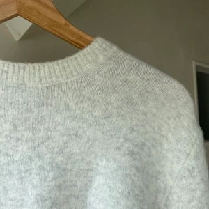 Stickad tröja - Väldigt fin stickad tröja från And other stories. Enbart använd fåtal gånger så bra skick! Nypris 499kr💗  