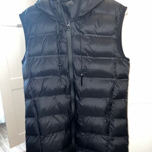 Zara väst - En helt oanvänd väst från Zara i storlek S. Etiketterna sitter kvar. Trendig väst i svart och är figursydd. Är slutsåld på Zaras hemsida. Inga defekter eller liknande. Pris går att diskuteras.