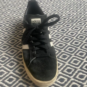 Adidas sneakers Gazelle - Modellen Gazelle. Använda men i bra skick. Säljer på grund av att de är för stora
