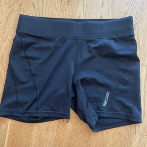 Cykelbyxor  - Svarta cykelbyxor/träningsshorts från Reebok i storlek S. Tunt och luftigt material! 