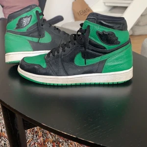 Jordan 1 retro High Pine Green Black  - Ett par jordans i storlek 42,5. Köpta för 3000 ganska bra skick