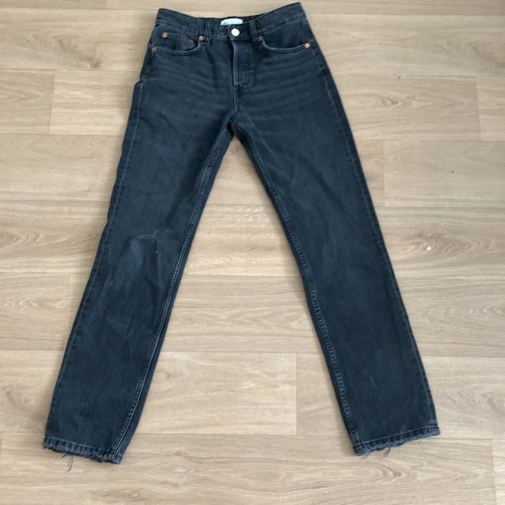 Svarta mid rise jeans från zara, dom kostade 400 från början men är slutsålda på hemsidan, använda 1 gång, . Jeans & Byxor.