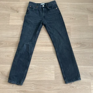 Mid rise jeans  - Svarta mid rise jeans från zara, dom kostade 400 från början men är slutsålda på hemsidan, använda 1 gång, 