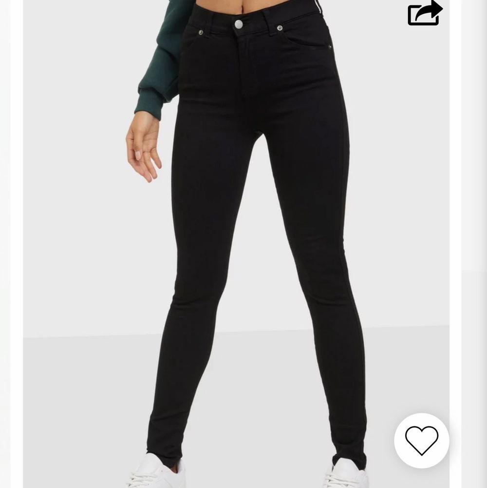 Säljer dessa dr denim jeans i modellen Lexy, storlek S. Endast använda några ggr då de tyvärr var för stora för mig. Inköpta för ca 1 månad sedan! . Jeans & Byxor.
