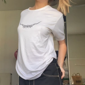 Vit t-shirt - T-shirt med tribe tryck, som ny! Storlek L herr, funkar för alla storlekar beroende på hur den ska sitta då den är extremt stretchig!