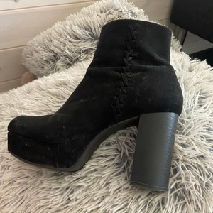 Storlek 39/40 - Knappt använda, nypris 399kr mitt pris 150kr, vill bli av med allt då de är ivägen, köparen står för frakten 💕