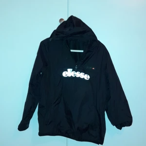 Ellese jacka - En vindjacka som är oanvänd. Det står att den är till 13/14 åringar men den funkar till andra åldrar också beroende på kroppsbyggnad. Den har en bröstficka och två vanliga fickor.
