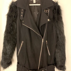 Jacka med fuskpäls armar - Jacka köpt från Nelly deras gamla egna märke notion 1.3. Storlek M men passar också L då den är i oversize modell. Kan ha lite hundhår på sig trots den är rollad, då hund finns i hem. Använd få gånger och i fint skick