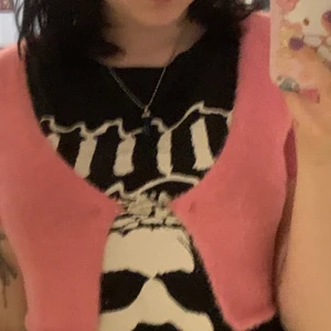 Rosa croptop - Ny Rosa croptop. Den va inte riktigt min stil😌 strl M. Sorry för dom skitiga bilderna om man vill ha lite bättre bilder så kan jag fixa de