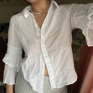 Så fin linne skjorta med volanger🤍 säljer då den inte används längre🤍 storlek s 