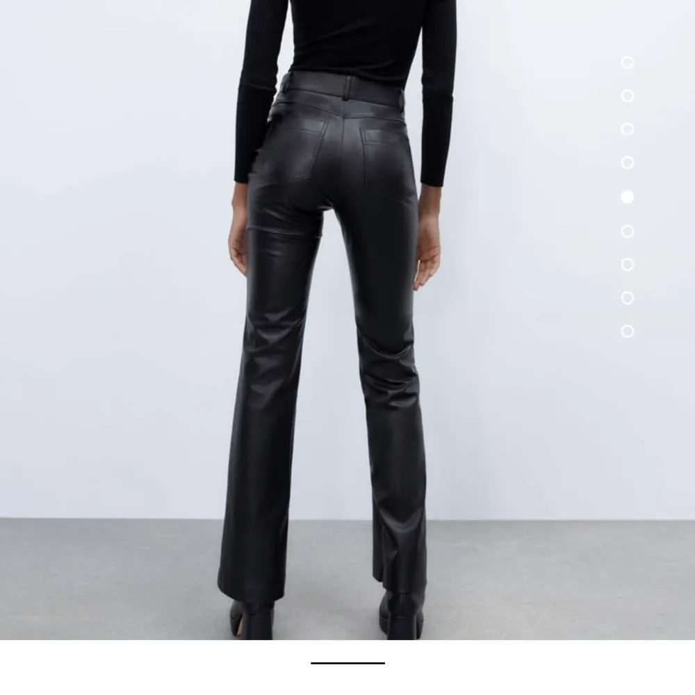 Skinnbyxor från Zara, jätte skönt material innuti och väldigt behagliga att ha på sig, storlek xs och aldrig använda💕 inte min bild på första. Jeans & Byxor.