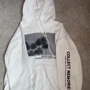 Pull and bear hoodie strl M - Vit hoodie från pull and bear. Den passar mer som XS-S då den är lite mindre i modellen. Använd fåtal gånger, är i nyskick!