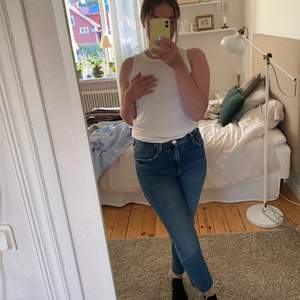 Mörkblåa jeans från Zara med lite slitningar. Jeansen är i storlek 40 men skulle säga att de är mer en 38. Jag är 1.67 för referens.