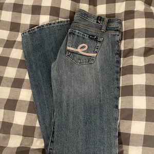 Jeans Seven7 - Low waist jeans från från Seven7, skit snygga med as snygga fickor! Strl 25, 300+ frakt vid snabb affär ❤️