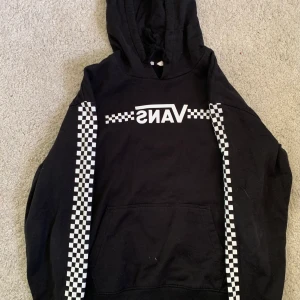 Vans hoodie, M - Normal lång hoodie från vans med huva, storlek M, knappt anvånd hoodie. 