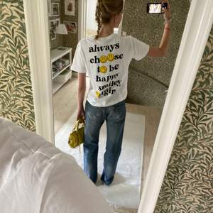 Säljer denna jättecoola T-shirt mens tryck på ryggen från zara. Perfekt till sommaren!🥵 liknar ganni T-shirten mycket! Hör av er om ni har frågor, svarar gärna! 😍 Pros kan diskuteras!💕🥳🕺
