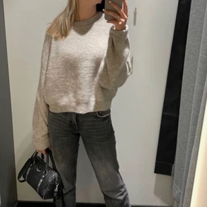 Stickad tröja  - Säljer min gosiga stickad tröja från lager 157! Tröjan är knappt använd och super mysigt material. Tröjan är i färgen beige❤️den är i storlek M. Första bilden lånad 