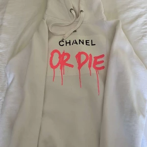 Chanel or die - Medium - Chanel or die huvtröjor - storlek medium. Tröjan är i fint skick och säljes då den är för liten.