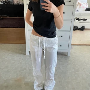 Söta vita byxor - Supersöta vita byxor som jag köpt hör på plick för 330kr men tyvärr var de för korta på mig! Fint skick! Bilderna är lånade från tidigare ägare! Startbud: 250❤️‍🔥