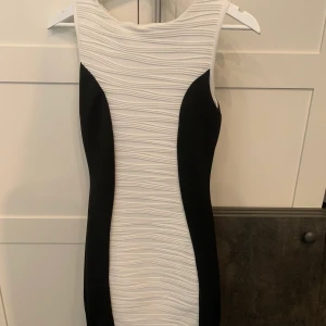 Vit/ svart klänning strl XS - Fin tight klänning endast använd 1 gång, i nyskick. 