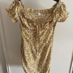 Ifrån Nelly st 34  - Superfin klänning men som tyvärr blivit för liten. Skulle säga att denna klänning är liten i storleken.