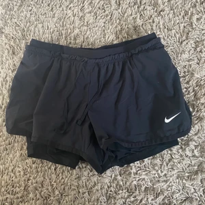 Träningsshorts från Nike - Rensar garderoben! Snygga tränings/springshorts från Nike i strl S.