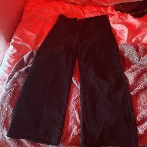 Gina tricot Jeans  - Hej! Säljer nu mina älskade Idun Wide jeans från gina tricot, älskar älskar älskar dessa men börjar bli för små och för korta för mig som är 175!, passar någon som är 165-170 Max❤️ Har gjort dem längre genom att vika ner kanterna längst ner (bild3), ser inget konstigt ut, skriv för fler bilder 