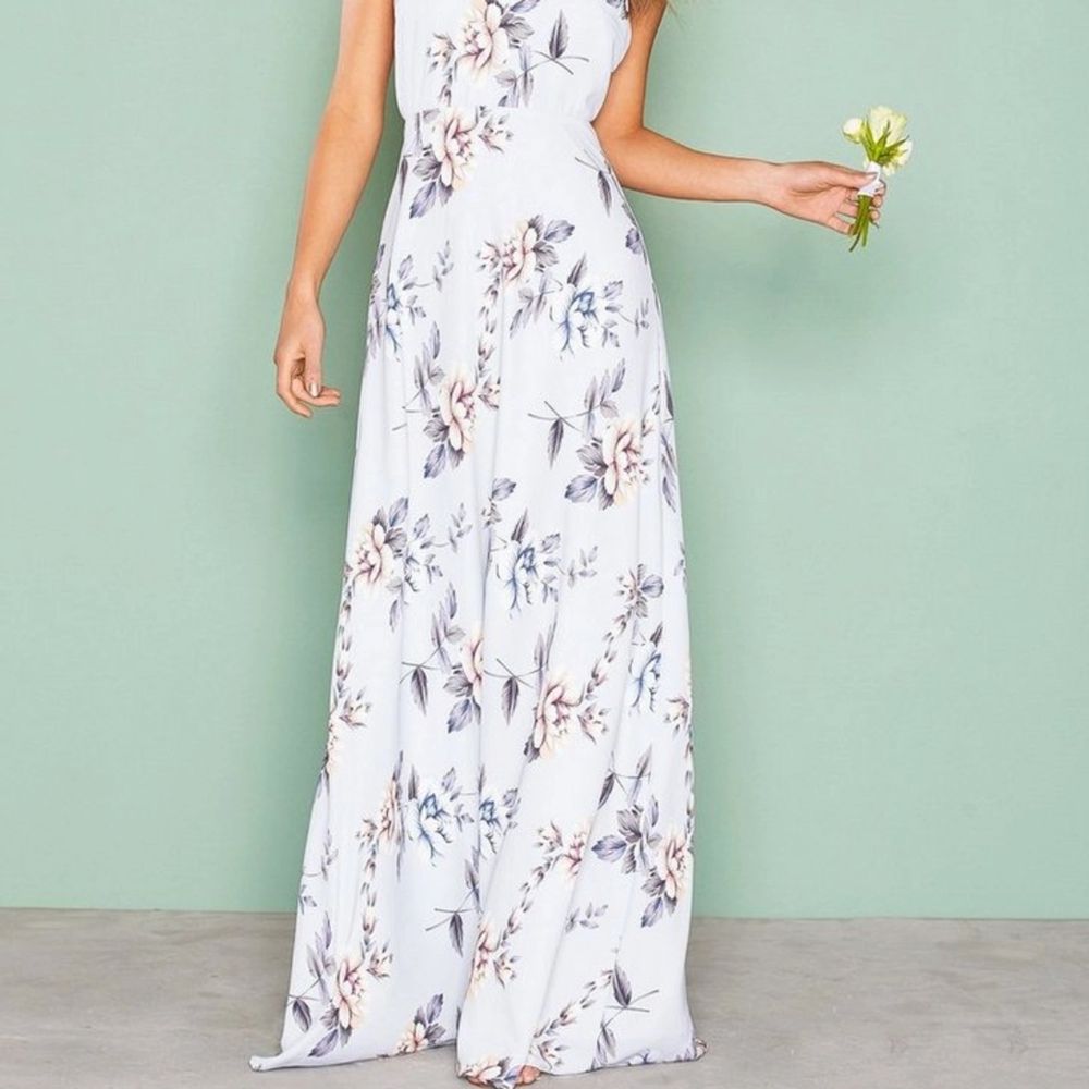 Klänning i storlek 36 från nly eve, perfekt för bröllop! Modellen heter flounce me gown och är blå med blommor. Aldrig använd! Öppen i ryggen med reglerbara axelband.. Klänningar.
