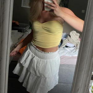 Gult linne - Säljer detta fina gula linne med tunna band från newyorker som aldrig är använt. 50kr, stl xs💛💛💛 helt oanvänt, prislapp kvar