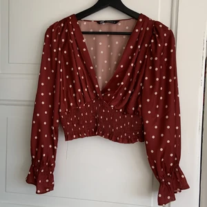 Blus - Hej jag säljer min super söta prickiga blus då jag aldrig använder den. Den är perfekt till sommaren då den är tunn och har väldigt skönt material. Blusen har inga skador eller fläckar.💖