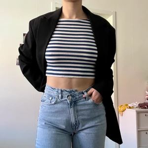 Randig basic topp - En väldigt basic och skön trikåtopp som går att styla på hur många sätt som helst. Sparsamt använd men känns inte längre som min stil. Ett plagg som är väldigt bra att ha i garderoben🥰