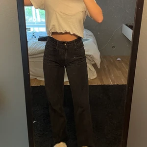 Jeans från zara - Storlek 36, ganska oanvända, så fortfarande fint skick. Lite avklippta för någon som är 165cm. 250kr+frakt
