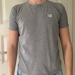 Grå tshirt  - Grå acne tshirt, sparsamt använd💕