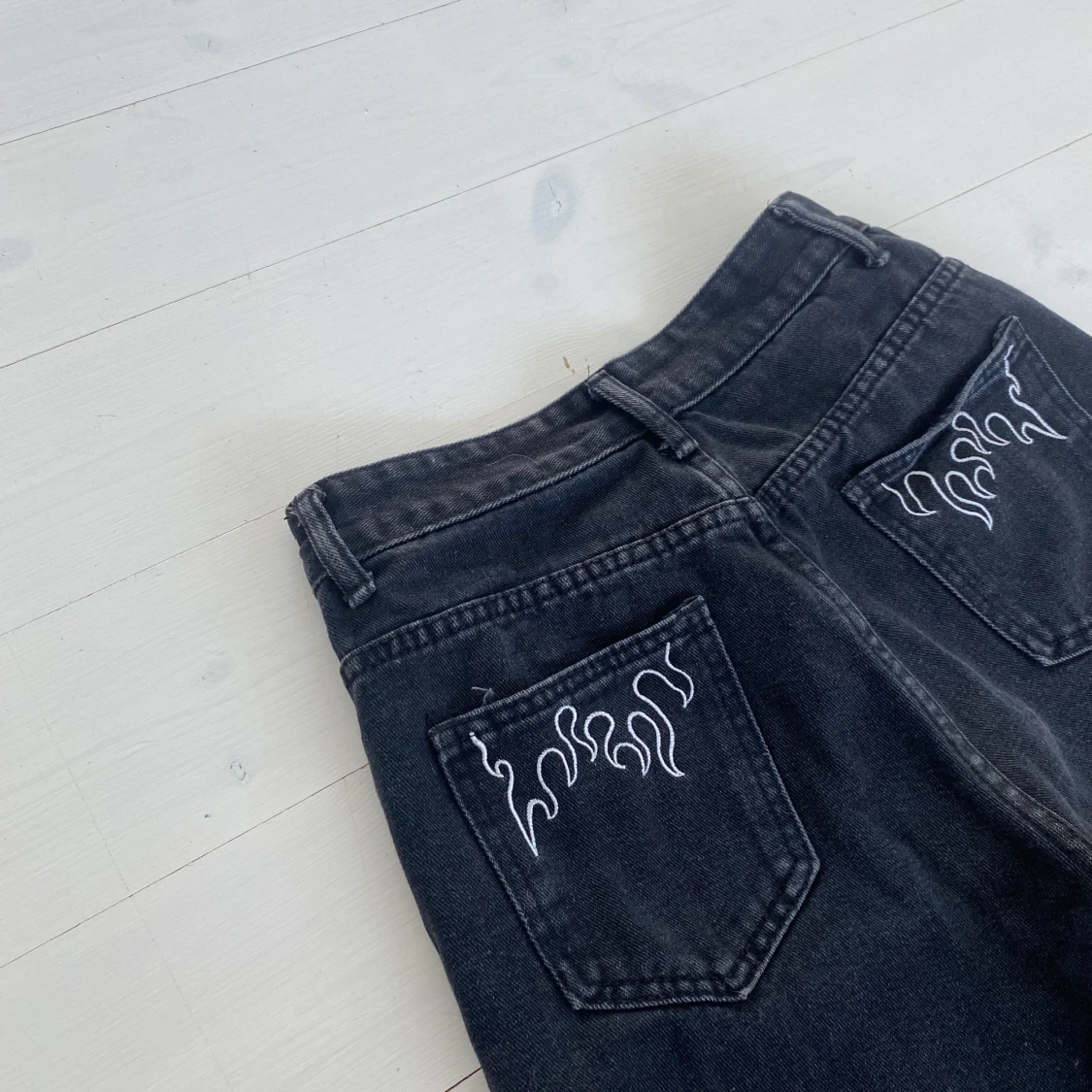 Svarta jeans med flames på 