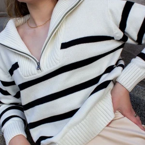 Zara tröja - Stickad zip up från zara. Den är i Stl S och är ej använd så mycket. Säljer mot bra pris, kan möjligen byta mot någon annan stickad tröja, skriv för fler bilder elr om ni har frågor💓💓