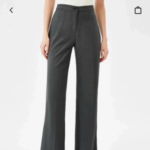 mörkgrå kostymbyxor - Mörkgrå kostymbyxor från bershka i storlek 36, köpta här på plick i nyskick med prislapp kvar och säljer vidare då de ej satt som jag ville❤️ 