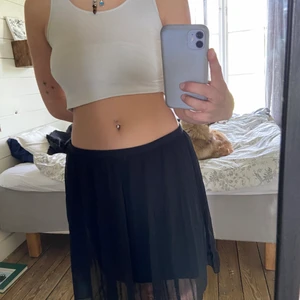 Svart kjol - Luftig svart kjol med två lager