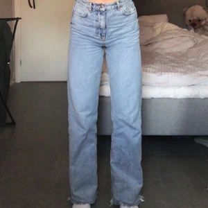 Jeans - Oanvända jeans. Dom är från gina i strlk 34, jag är ca 170 cm och brukar ha S på byxor, men dessa skulle även passa en M Nypriset var 500kr, nu 160 + frakt. 