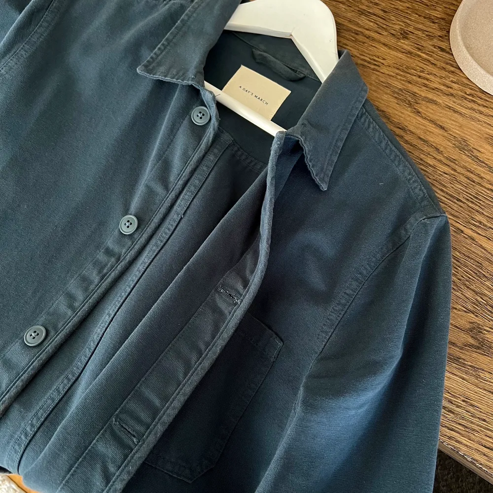 A days march overshirt/jacka i mellanblå färg, använd 1-2 gånger strl medium. Nypris 1100kr . Jackor.