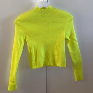 Zara neon tröja  - Neon gul ribbad tröja från Zara i storlek S, helt oanvänd (pris kan diskuteras)