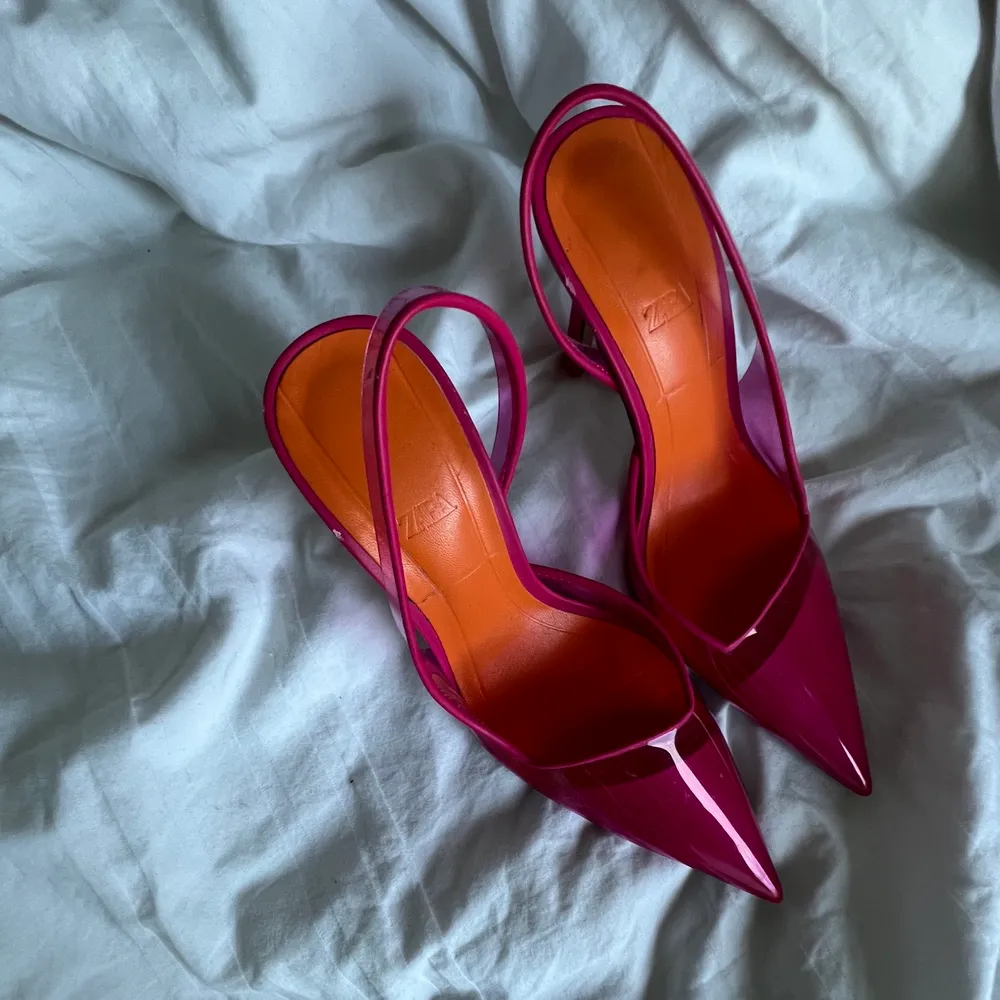 Asballa vinylklackar i rosa och orange färg, (sommarens trendigaste färger!😍). Älskar dessa men de är lite för små för mig, därav blir jag tvungen att sälja vidare😢 TÄNK DESSA I SOMMAR!!!!                                        (endast använda en gång) . Skor.